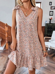 Détails de la robe fleurie rose avec col en V, nœuds d'épaules et ourlet à volants