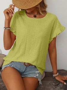 Détail de la broderie anglaise vert clair et de la finition volantée du bord de manche