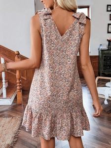 Détail de la robe d'été fleurie avec nœuds aux épaules et design dos nu élégant et chic