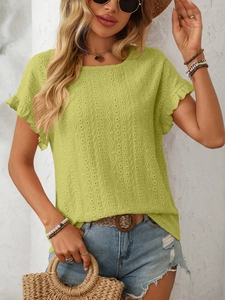 Détail du haut vert citron en broderie anglaise avec manches à volants et col rond