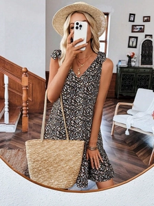 Détail d'une mini robe fleurie sans manches avec col en V, nœuds d'épaule et style boho