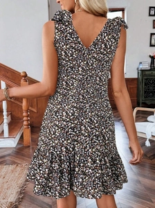 Détail du dos en V sur robe d'été noire à fleurs avec nœuds réglables aux épaules