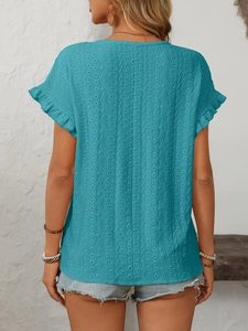 Détails du haut bleu en dentelle anglaise avec manches à volants et broderie ajourée