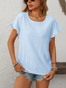 Détail du haut bleu clair avec broderie anglaise délicate et manches à volants chic