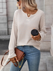 Dettaglio del top a righe in maglia a nido d'ape con scollo a V per un look casual