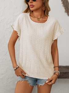 Détails de broderie anglaise et volants sur ce haut blanc cassé à manches courtes