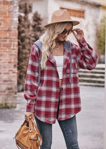Outdoor streetstyle van een geruit flanellen overshirt met een grijze contrastcapuchon