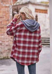 Detail van de geruite flanellen overshirt met rood-wit patroon en grijze gebreide capuchon
