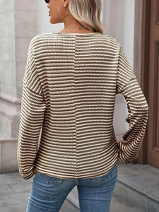 Vista posteriore di un top in maglia a maniche lunghe a righe marroni e crema