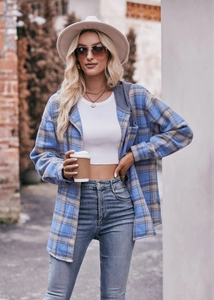 Buitenopname van dames blauw geruit flanellen jack met capuchon gecombineerd met jeans