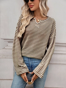 Dettaglio maglione a righe in maglia a nido d'ape con scollo a V e maniche lunghe