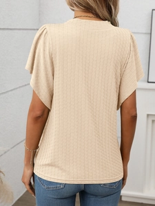 Détail des manches courtes à volants et texture plissée de ce haut d'été beige femme