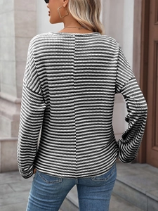 Vista dettagliata della trama posteriore della maglia a righe con vestibilità casual