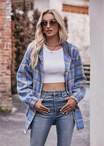 Detail van het flanellen geruite overshirt met grijze capuchon en borstzakken
