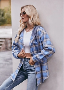Detail van blauw-wit geruit flanellen overshirt met grijze capuchon en borstzakken