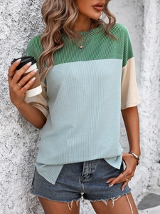 Detailed view of the ribbed fabric texture and color-block stitching on the short sleeve tee