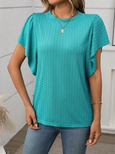 Détail du t-shirt femme bleu sarcelle avec texture plissée et manches à volants