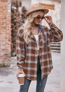 Buitenfoto van een flanellen geruite shacket met capuchon en oversized pasvorm