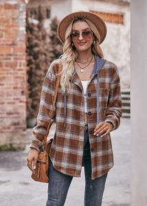 Detail van flanellen geruit overshirt met blauwe capuchon en borstzakken op model