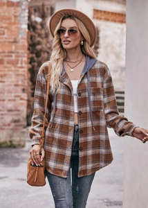 Detail van geruit flanellen overshirt met knopen en grijze capuchon met trekkoord