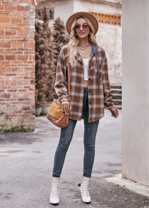 Outdoor streetstyle van een geruit flanellen overhemd met capuchon in bruin en grijs