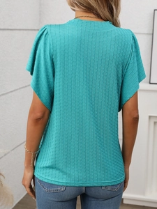 Vue détaillée du dos d'un t-shirt bleu sarcelle en tissu froissé à texture gaufrée
