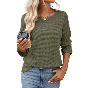 Top a maniche lunghe in maglia a nido d'ape verde oliva con scollo a V e spalle scese
