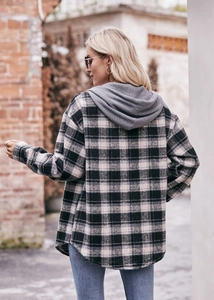 Detail van een zwart-wit geruit flanellen shirt met capuchon en een ronde zoomafwerking