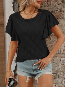 Dettaglio top nero traforato con maniche a volant e scollo rotondo stile casual