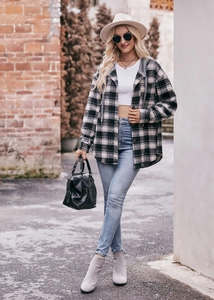 Detail van een klassiek zwart-wit geruit flanellen overshirt met zakken en knopen