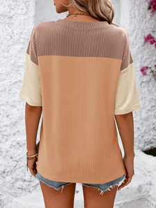 Rear view of women's short sleeve T-shirt with tricolor patchwork in beige and camel