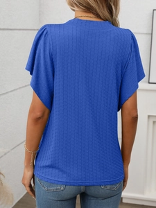Détail du haut bleu roi avec texture plissée verticale et manches courtes à volants