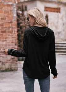 Seitenansicht eines schwarzen Oversize-Hoodies mit überschnittenen Schultern und Rundsaum