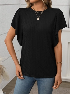 Détail d'un t-shirt noir texturé avec manches à volants et col rond au style élégant