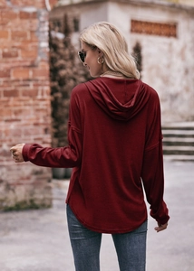 Detailansicht des weinroten Oversized-Hoodies mit Kapuzenrücken und Rundsaum