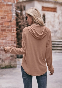 Detail eines kamelfarbenen Oversize-Hoodies mit überschnittenen Schultern und Rundsaum