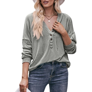 Lässiges, lockeres Damen-Langarmshirt in Salbeigrün mit V-Ausschnitt und Holzknöpfen