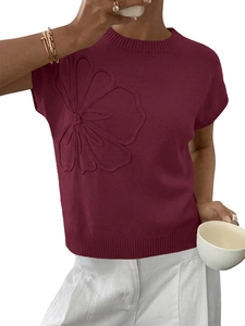 Dettaglio del maglione bordeaux con trame floreali 3D e polsini a coste sottili