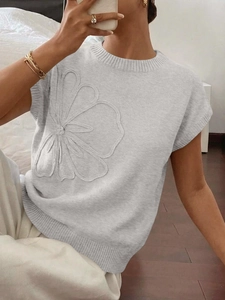 Dettaglio maglione in maglia grigio chiaro con ricamo floreale 3D e scollo rotondo