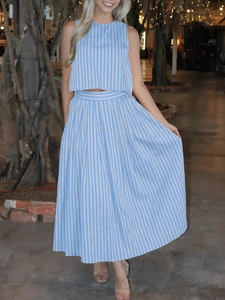 Détail d'un ensemble deux pièces rayé bleu et blanc avec crop top et jupe longue plissée