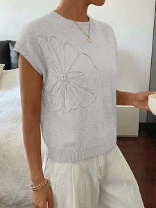Dettaglio della maglia jacquard grigio chiaro con motivi floreali e finiture a costine