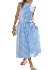 Détail du haut sans manches rayé bleu et blanc et de l'ensemble jupe longue taille haute
