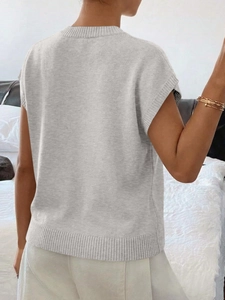 Vista posteriore del gilet in maglia grigio chiaro con dettagli su orlo e scollatura