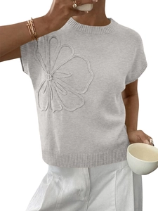 Dettaglio dell'applicazione floreale 3D su questo maglione grigio chiaro a maglia