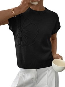 Dettaglio di un elegante maglione nero a maniche corte con trama floreale 3D e bordi a coste
