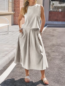 Détail du haut sans manches rayé et jupe midi taille haute avec poches latérales