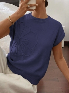 Primo piano del top senza maniche in maglia blu scuro con grande decorazione floreale 3D