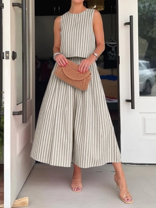 Détail du tissu en lin rayé pour femme avec haut sans manches et jupe longue à taille haute