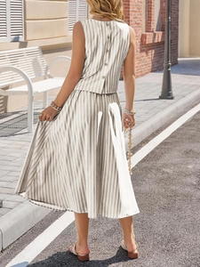 Détail de l'ensemble jupe rayé avec boutons au dos vintage et texture en coton et lin