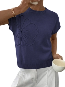 Dettaglio del design floreale 3D jacquard su un top in maglia blu navy a maniche corte